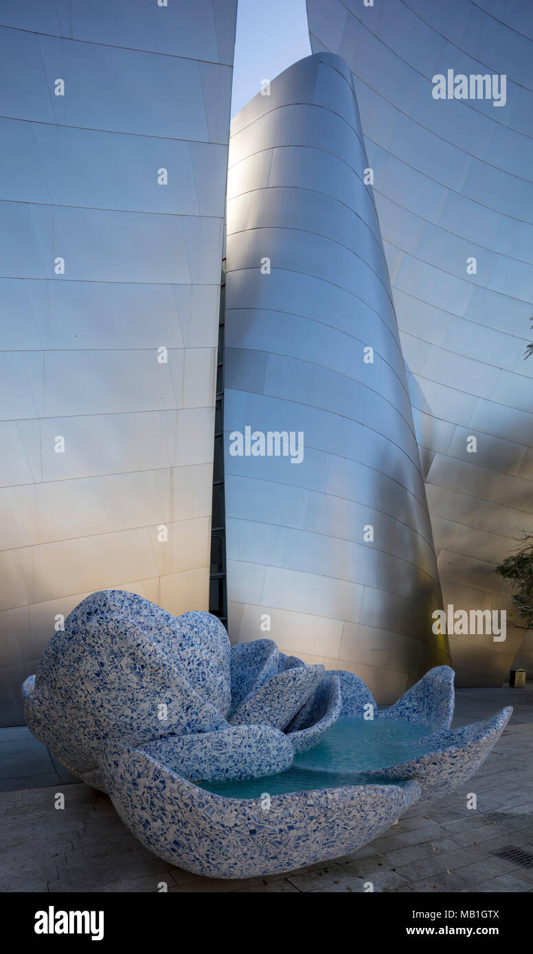 Skulptur eine Rose für Lilly, Blue Ribbon Garten, die Walt Disney Concert Hall in 111 South Grand Avenue in Downtown Los Angeles, Kalifornien, USA Stockfoto