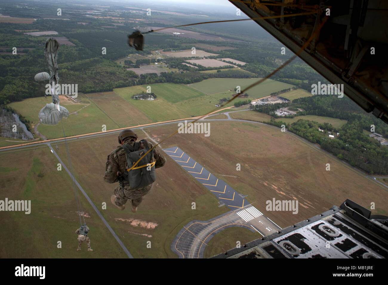 Flieger von der 820th Base Defense Group Sprung von einer HC-130J Bekämpfung König II. bei static-Zeile zu springen proficiency Training, 30. März 2018, in den Himmel über der Moody Air Force Base, Ga. Das 820Th BDG und der 71 RQS arbeiten häufig zusammen, so dass die Verteidiger und die Flugbesatzungen ihre Qualifikationen halten kann. (U.S. Air Force Foto: Staff Sgt. Ryan Callaghan) Stockfoto