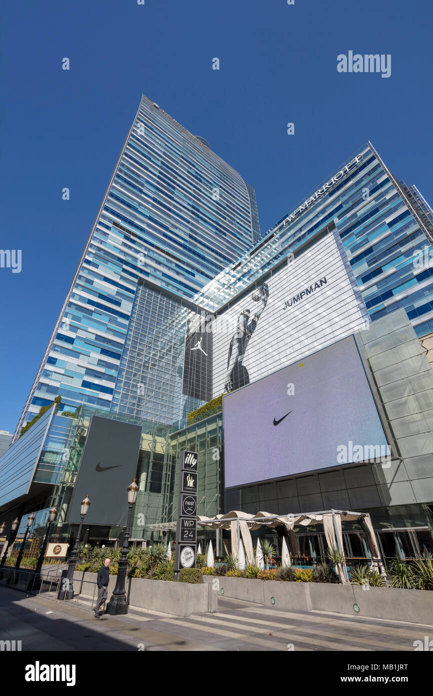 LA Live Turm und JW Marriott Hotel, Nike Jumpman ad, Downtown Los Angeles, Kalifornien, USA Stockfoto