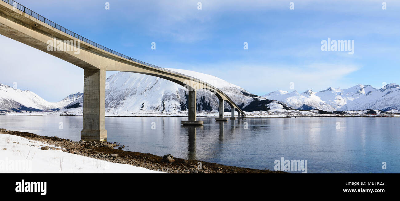 Weiten Panoramablick von Brücke in die Lofoten im Winter mit Bergen Reflexion in den Fjord. Stockfoto
