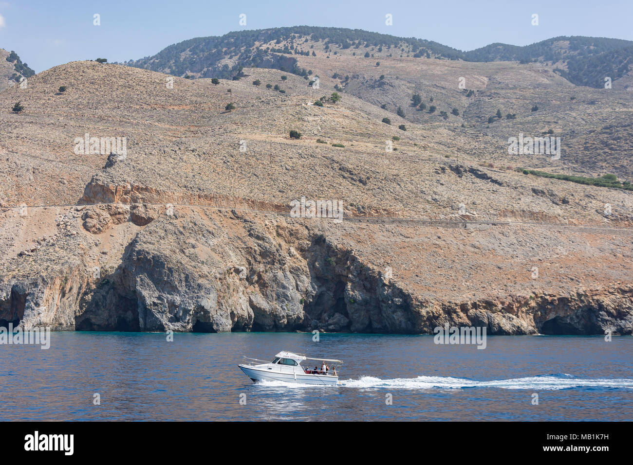 Ausflugsboot die Küste in der Nähe von Chora Sfakion, Sfakia, Region Chania, Kreta (Kriti), Griechenland Stockfoto