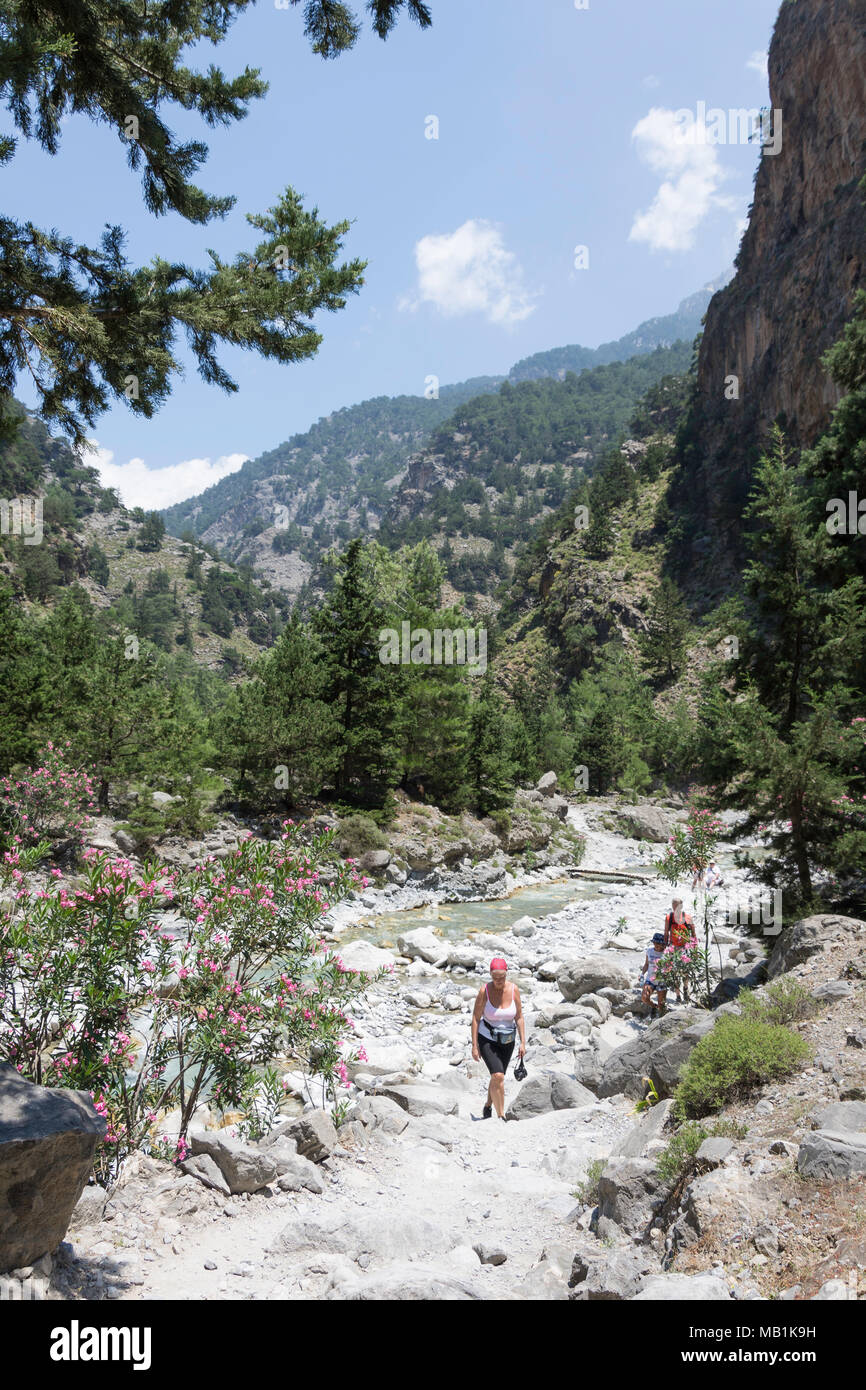 Wanderer zu Fuß durch die engen Portes Abschnitt der Samaria Schlucht. Agia Roumeli, Sfakia, Region Chania, Kreta (Kriti), Griechenland Stockfoto