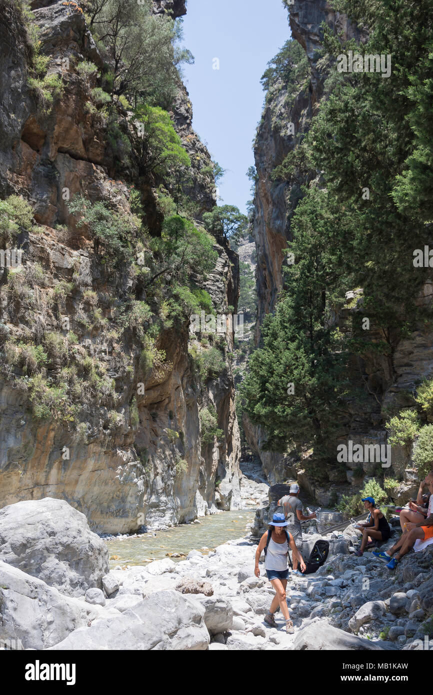 Wanderer zu Fuß durch die engen Portes Abschnitt der Samaria Schlucht. Agia Roumeli, Sfakia, Region Chania, Kreta (Kriti), Griechenland Stockfoto