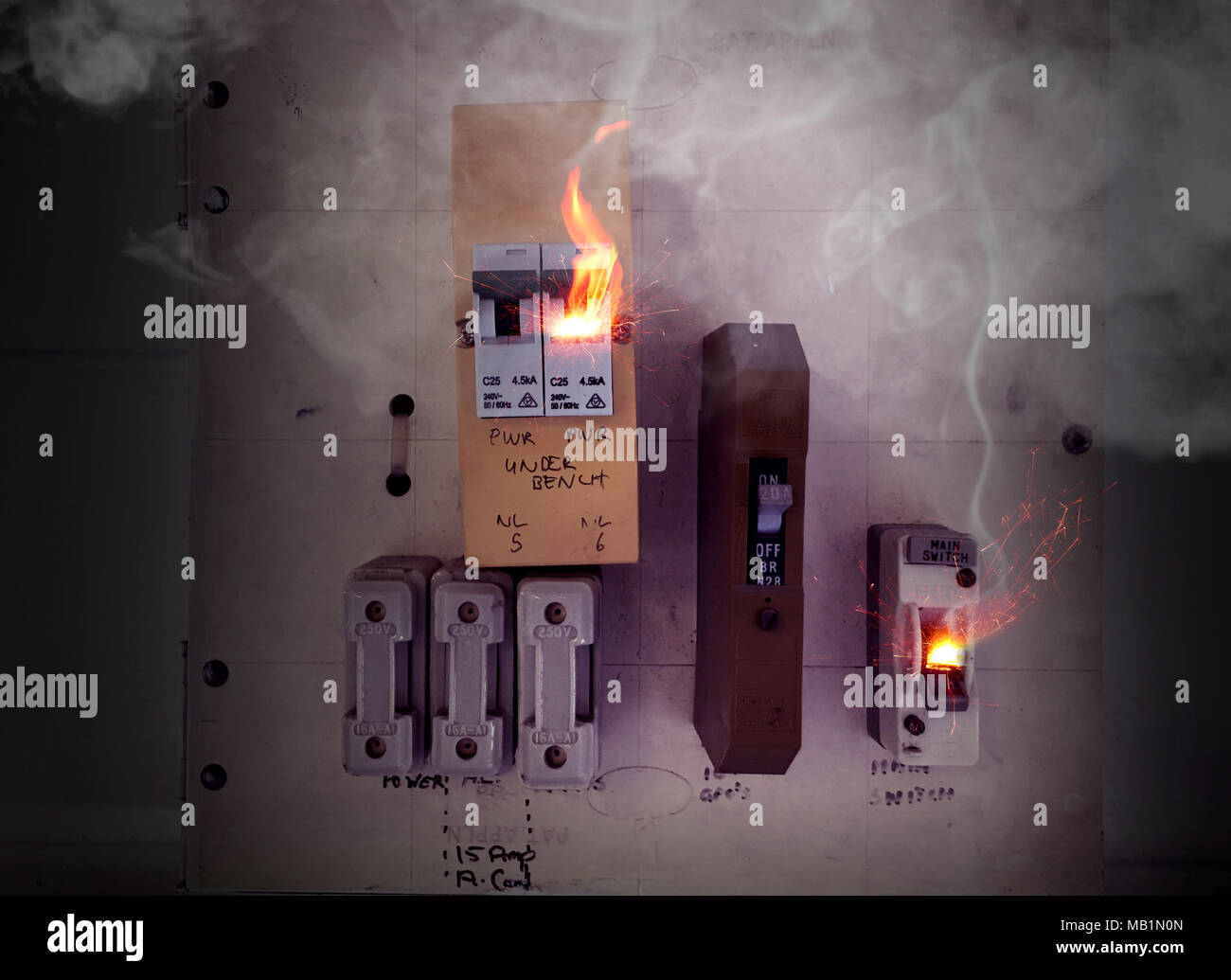 Funken und Flammen aus einem alten elektrischen Schaltkasten einen Brand verursachen Stockfoto