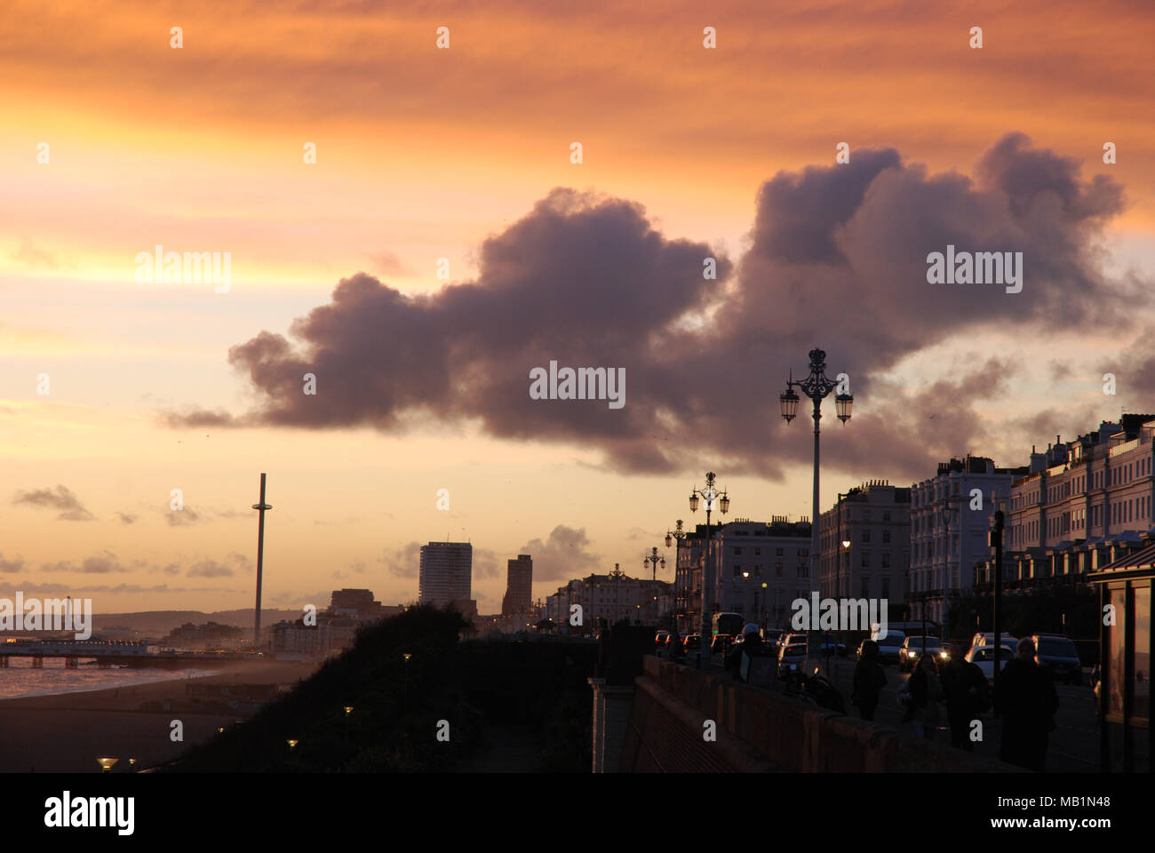 Street Scene der Marine Parade A259 (Straße) Brighton direkt am Meer mit Blick auf die I360 der Pier und der Viktorianischen Lampe leuchtet Stockfoto