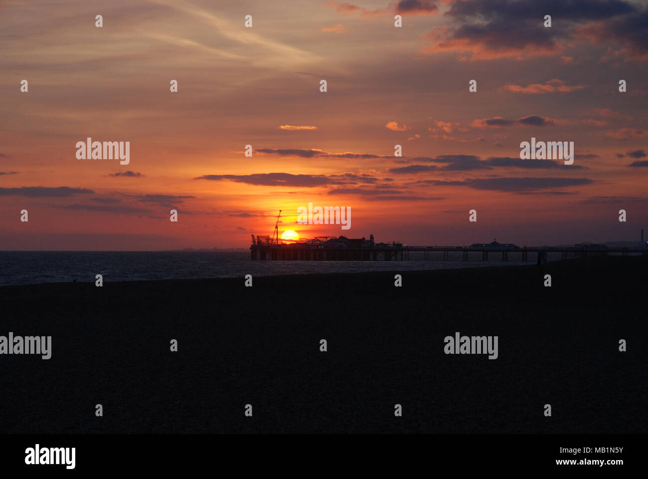 Sonnenuntergang über Brighton Pier oder Palace Pier Stockfoto