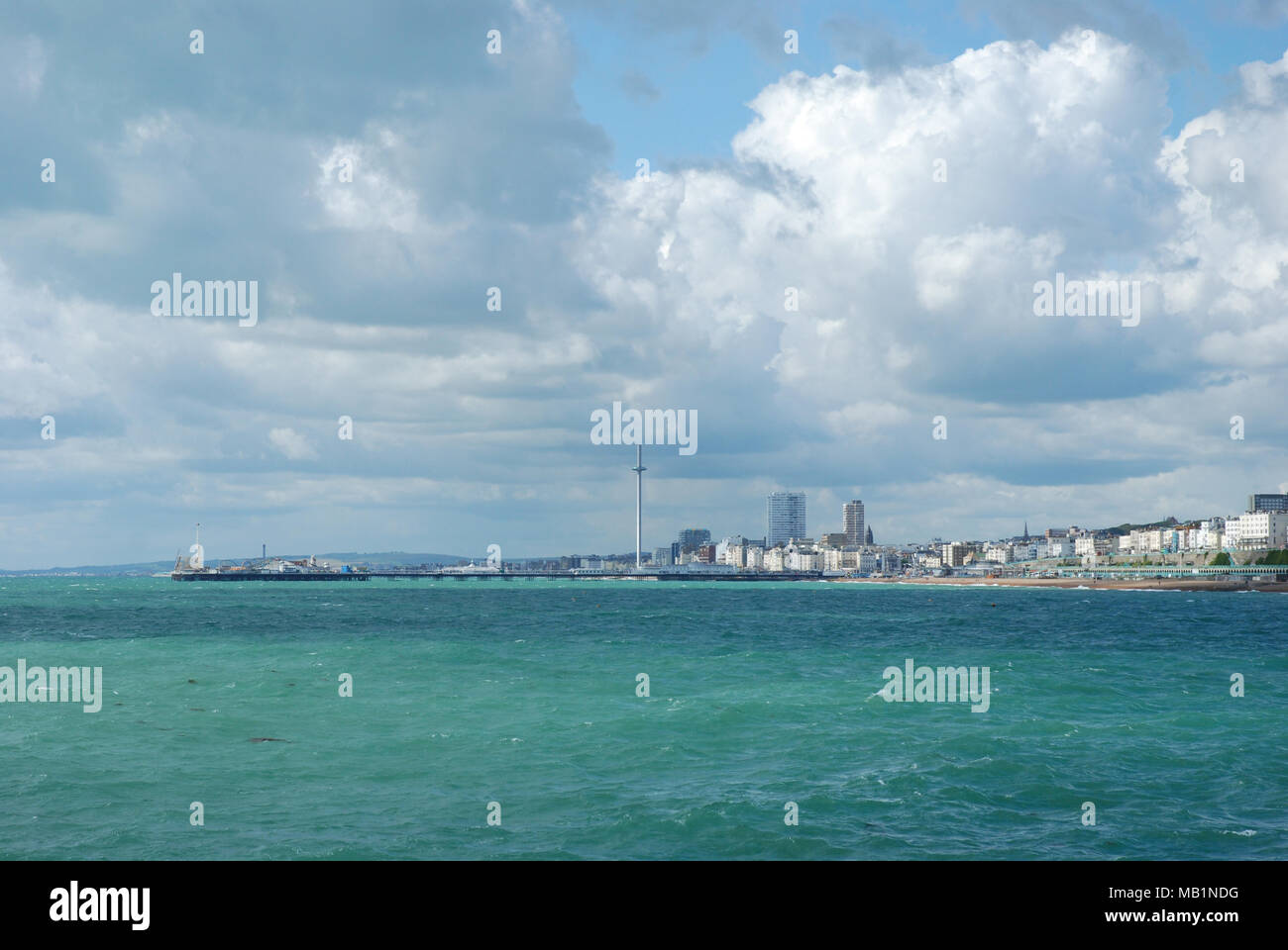 Ein Bild von Brighton Pier, i360, direkt am Meer, von der Marina Stockfoto