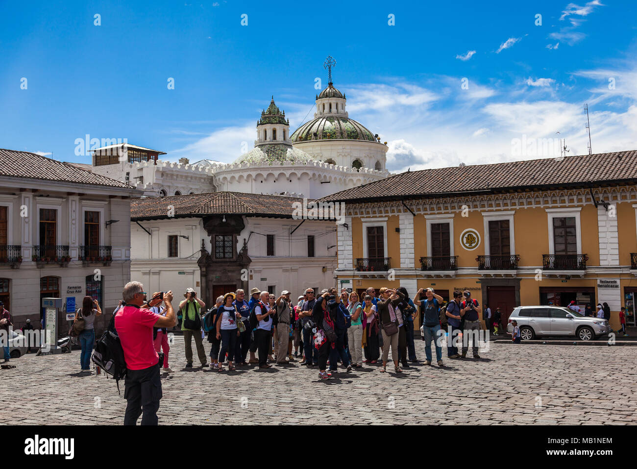 Quito, Ecuador, 19.09.2017: Hunderte von Touristen besuchen Sie die Plaza de San Francisco in der Altstadt von Quito Stockfoto