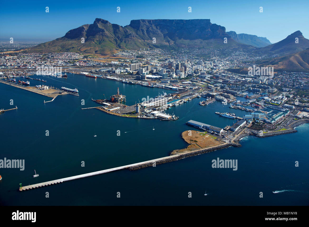 Hafen von Kapstadt, V&A Waterfront, CBD, und Tafelberg, Kapstadt, Südafrika - Luftbild Stockfoto