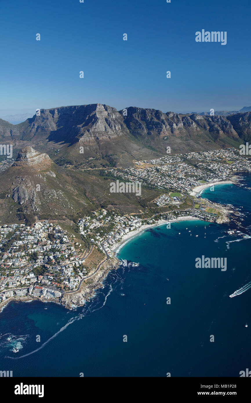Clifton Beach (am nächsten ist) und Camps Bay (ganz rechts), den Tafelberg und die Zwölf Apostel, Kapstadt, Südafrika - Luftbild Stockfoto
