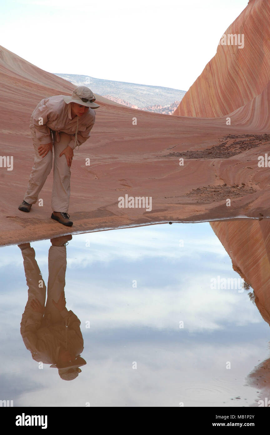 Touristen die natürlichen Eigenschaften der Welle, ein versteinerter Sandstein Bildung in Arizona gefunden. Die Funktion enthält helle Streifen in Farbe. Stockfoto