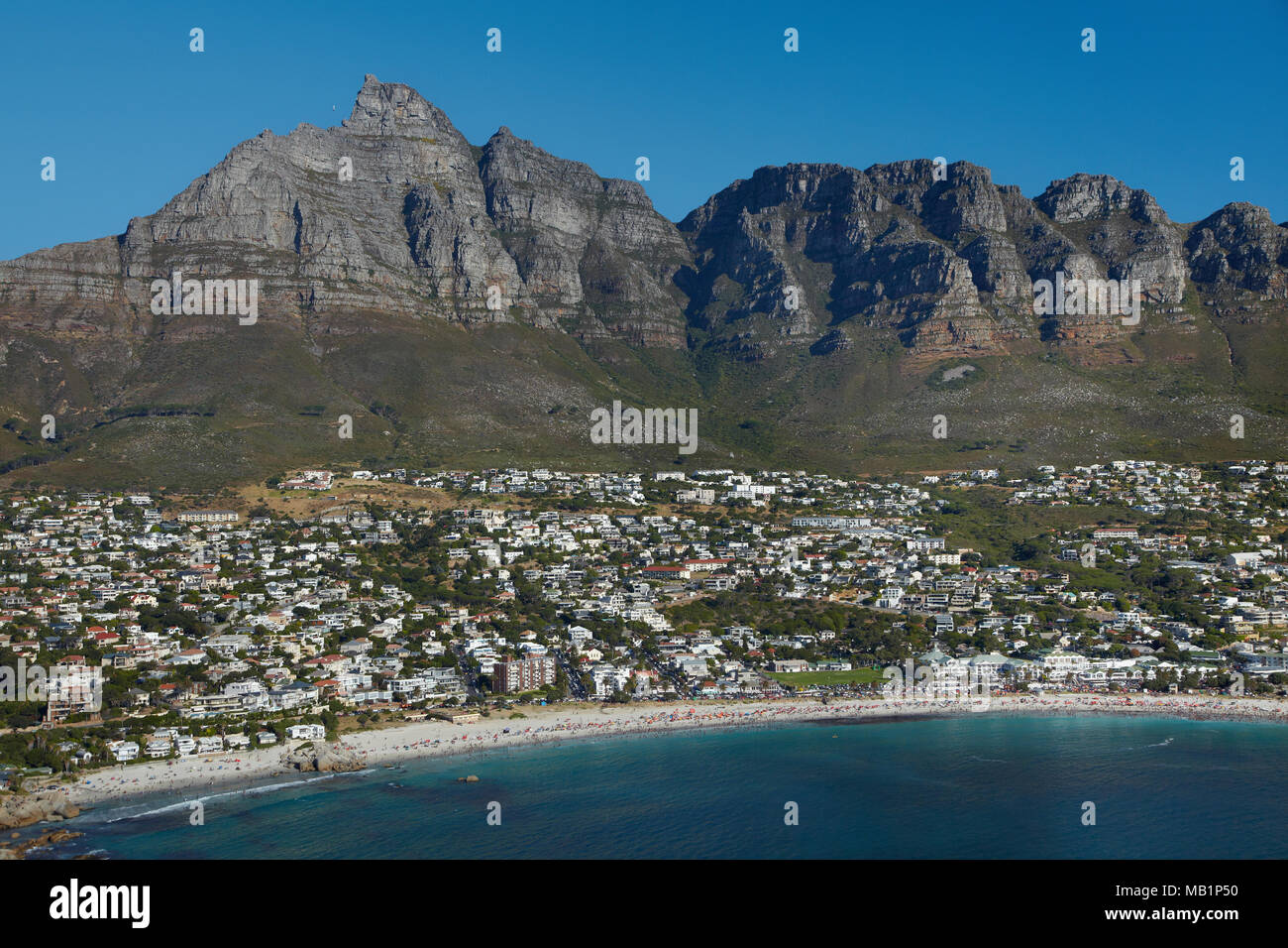 Camps Bay, Tafelberg, und The Twelve Apostles, Cape Town, South Africa - Antenne Stockfoto