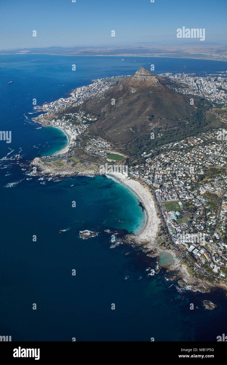Clifton Beach (ganz links) und Camps Bay (rechts), und dem Lion's Head, Kapstadt, Südafrika - Luftbild Stockfoto