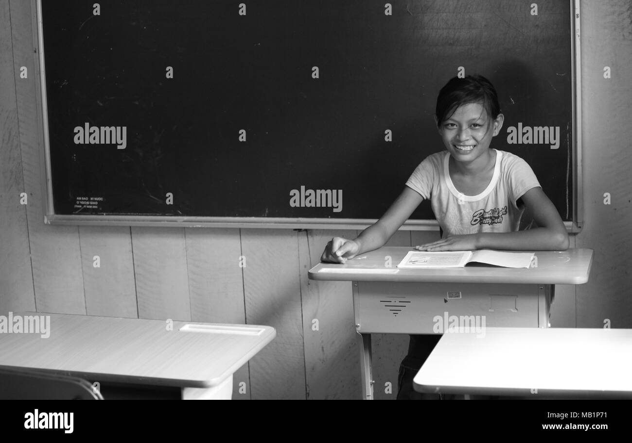 Die Plätze tauschen - eine junge vietnamesische Mädchen in der Klasse Stockfoto