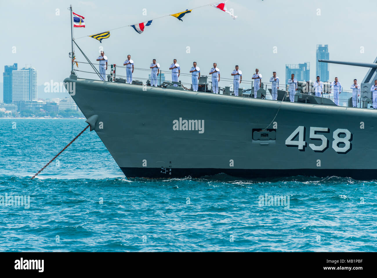 Pattaya, Thailand - 9 November, 2017: Seemänner in der Tätigkeit der Flotte Sie kriegsschiff am Meer am 50. Jahrestag des ASEAN international Fleet review Stockfoto