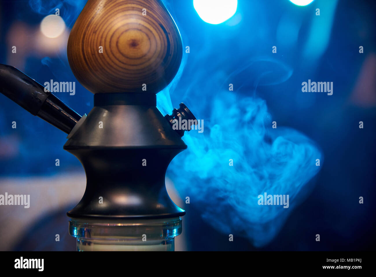 Shisha close-up im Rauch auf einem blauen Hintergrund Stockfoto