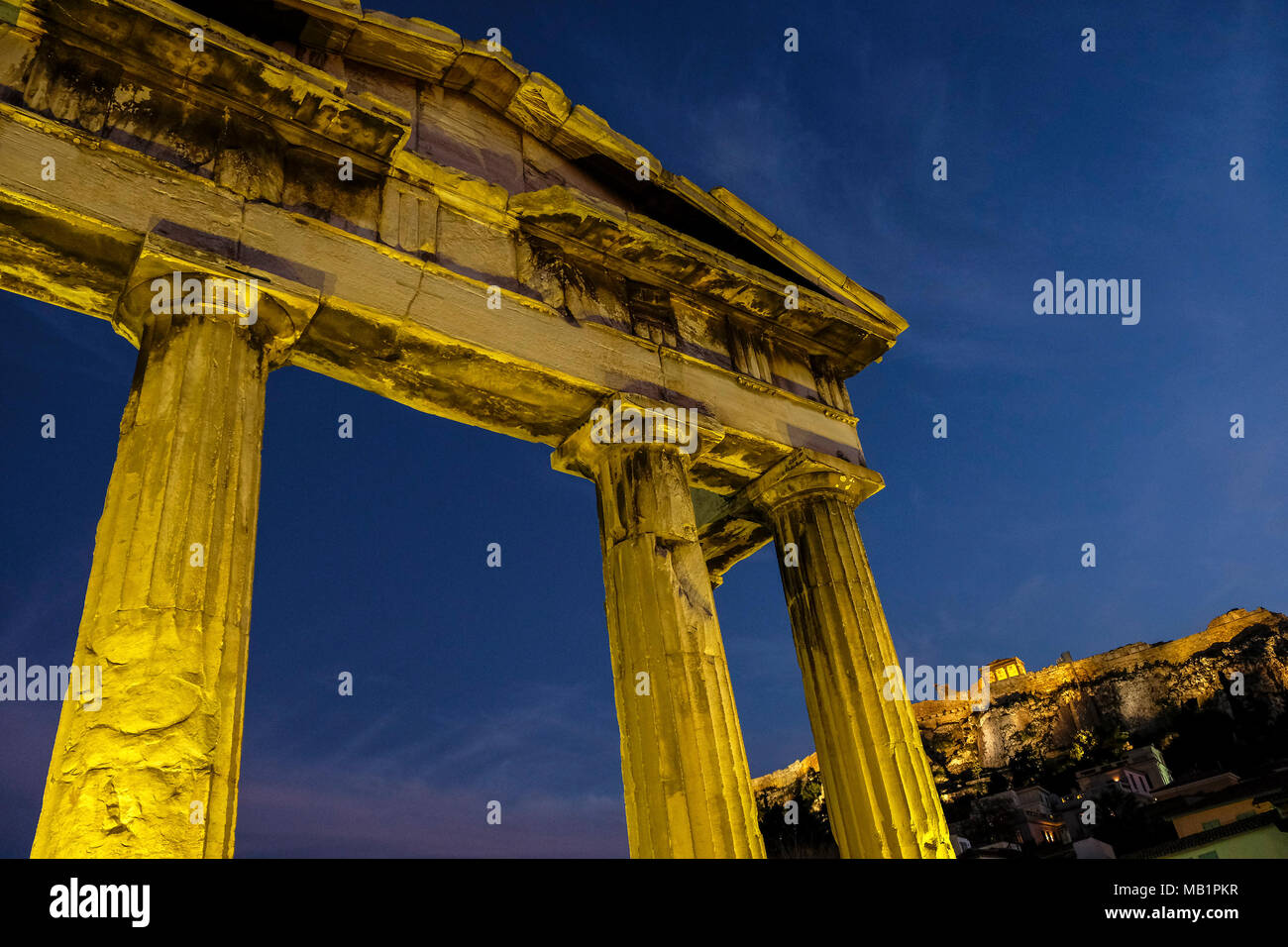 Das eingangsportal Ruinen mit seinen dorischen Säulen der römischen Agora in der Innenstadt von Athen, Griechenland. Stockfoto