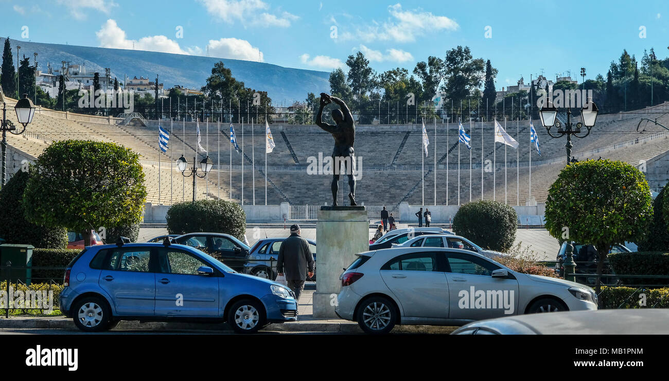 Athen, Griechenland - 27 Dezember, 2017: Touristen, die in der Panathenaic Stadion in Athen, Griechenland. Stockfoto