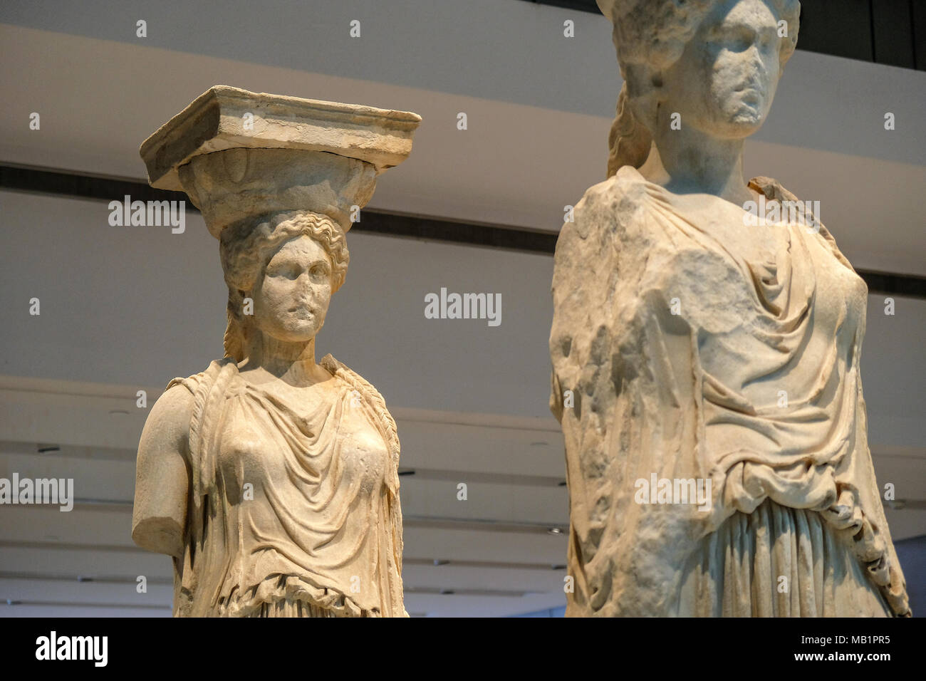 Athen, Griechenland - 28 Dezember, 2017: Innenansicht des neuen Akropolis Museums in Athen. Durch die schweizerisch-französische Architekt Bernard Tschumi entworfen. Stockfoto