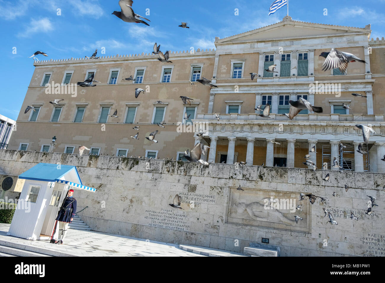 Athen, Griechenland - 29 Dezember, 2017: Die wachablösung am Grab des Unbekannten Soldaten auf dem Syntagma-platz im griechischen Parlament in Athen. Stockfoto