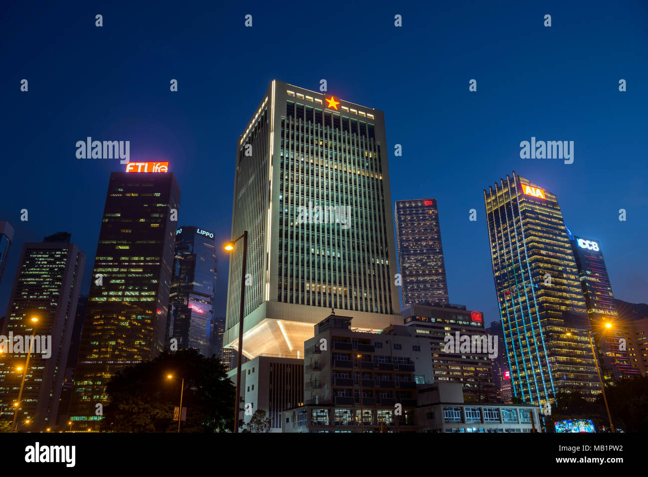 Der chinesischen Volksbefreiungsarmee Kräfte Hong Kong Gebäude, und Central District City Skyline, Hongkong, China. Stockfoto