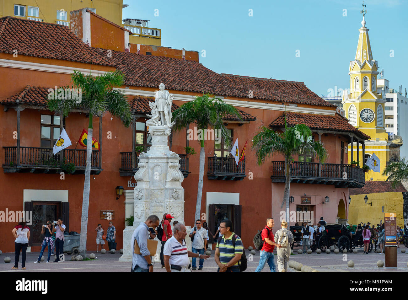 Cartagena, Kolumbien - August 3, 2017: unbekannte Menschen zu Fuß vor dem Denkmal von Christoph Kolumbus in Cartagena, Kolumbien. Stockfoto