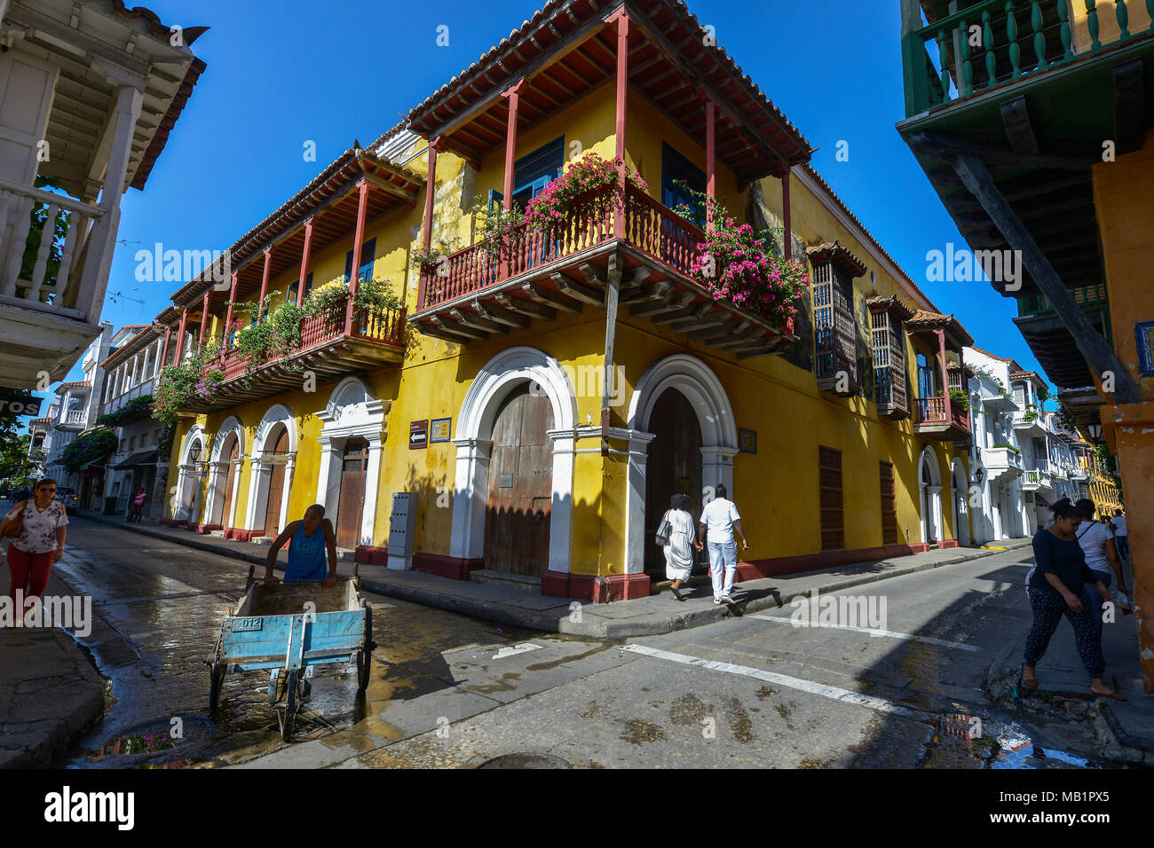 Cartagena, Kolumbien - August 3, 2017: unbekannte Menschen zu Fuß durch ein typisches Cartagena Straße mit kolonialer Architektur in Cartagena, Kolumbien Stockfoto