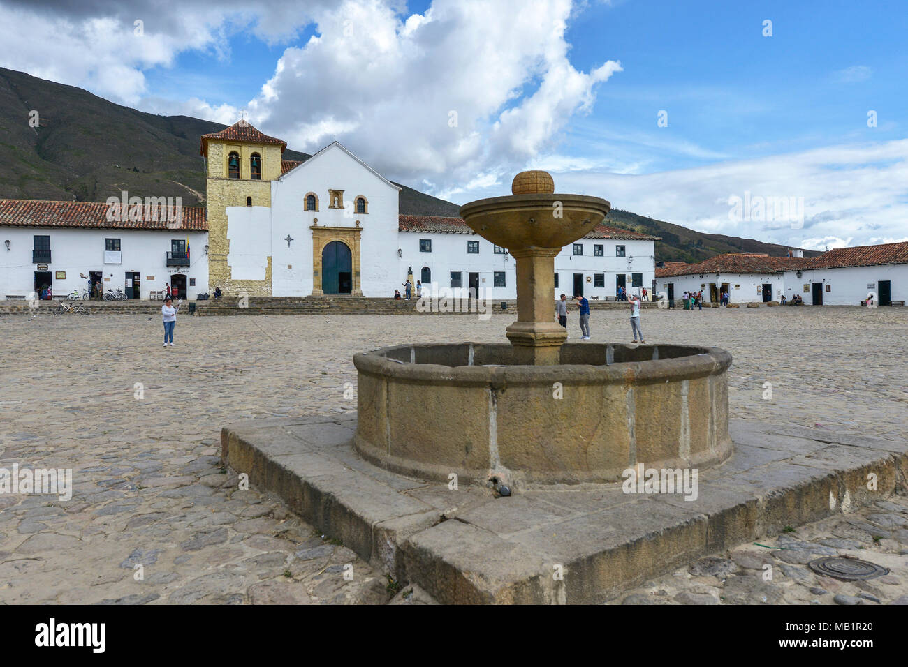 Villa de Leyva, Kolumbien - August 12, 2017: Die Menschen in den Plaza Mayor, den größten öffentlichen Platz in Kolumbien in der kolonialen Stadt Villa de Leyva, Kolumbien. Stockfoto