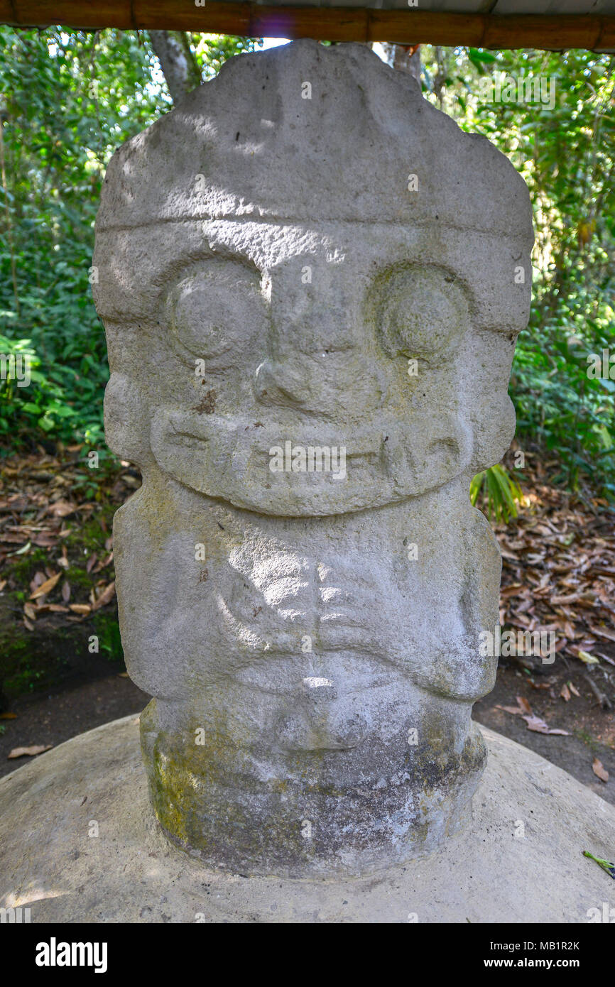 Alte präkolumbianischen Statuen in Cali, Kolumbien. Archäologischer Park, in einer Höhe von 1800 m an der Quelle des Rio Magdalena. Stockfoto