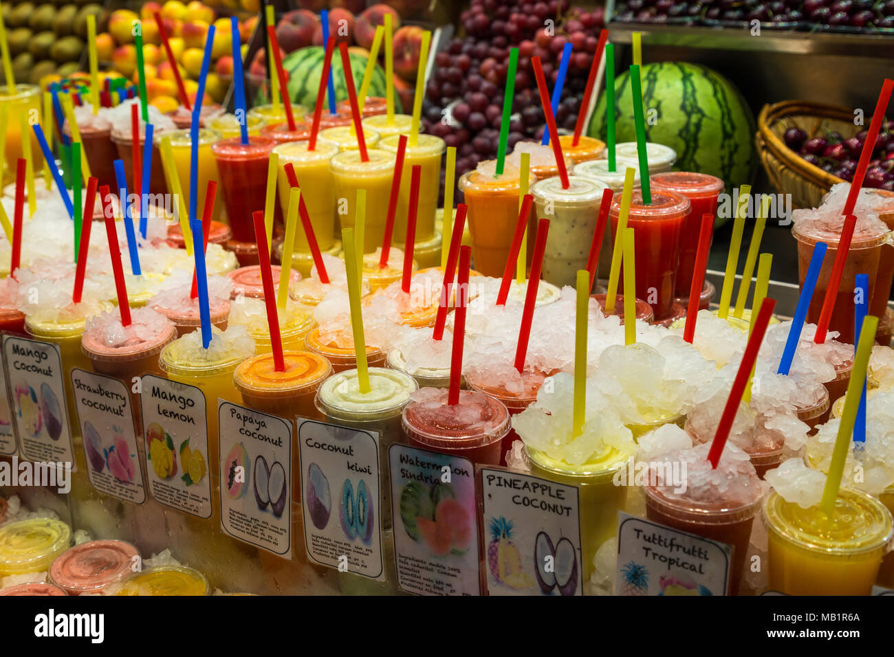 Vielzahl von Fruchtsäften in Plastikbecher in Eis konserviert, bereit zum Verkauf auf dem Markt La Boqueria Stockfoto