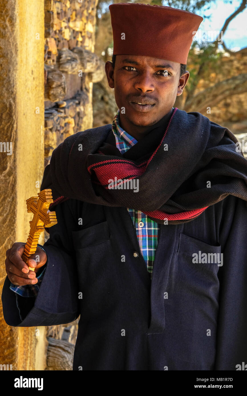 Tigray, Äthiopien - Januar 11, 2018: Portrait einer christlich-orthodoxen Priester an der Klippe Kloster Debre Damo in Tigray Region, Äthiopien. Stockfoto