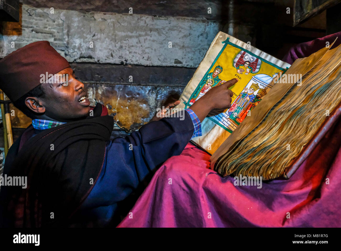 Tigray, Äthiopien - Januar 11, 2018: Ein Mönch lesen eine alte Bibel in der Abuna Aregawi Kirche, die älteste in Äthiopien, in der das Kloster Debre Damo. Stockfoto