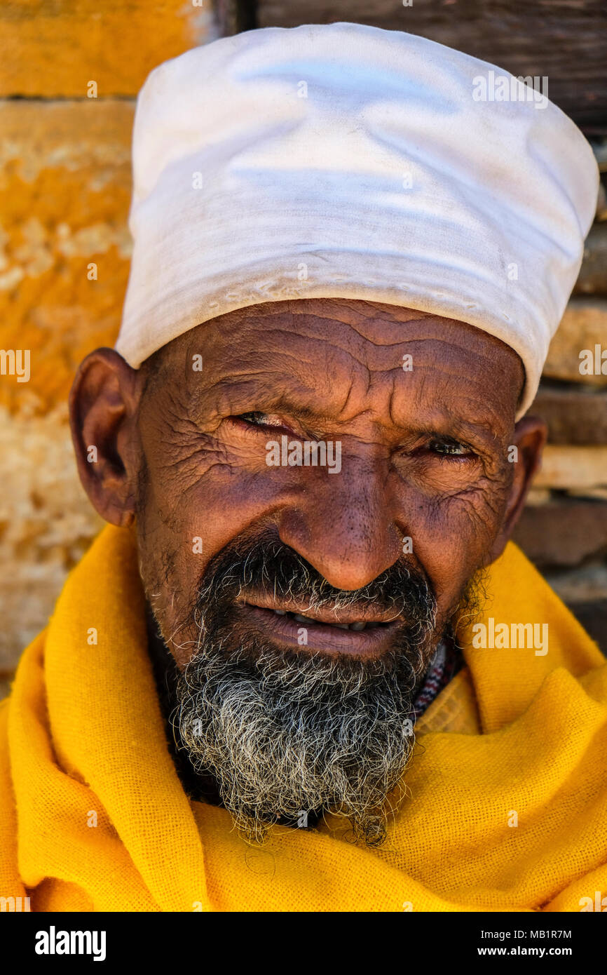 Tigray, Äthiopien - Januar 11, 2018: Portrait einer christlich-orthodoxen Priester an der Klippe Kloster Debre Damo in Tigray Region, Äthiopien. Stockfoto