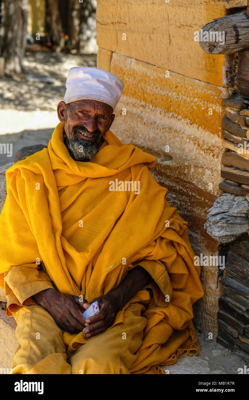Tigray, Äthiopien - Januar 11, 2018: Portrait einer christlich-orthodoxen Priester an der Klippe Kloster Debre Damo in Tigray Region, Äthiopien. Stockfoto