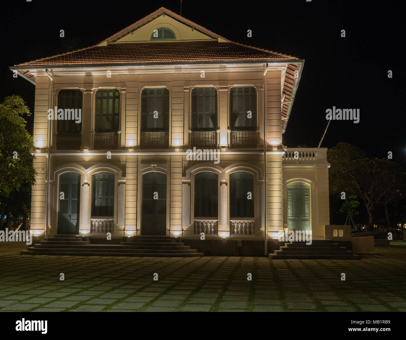 Braune Tür mit weißen Zierleisten und weiße Wand Stockfoto