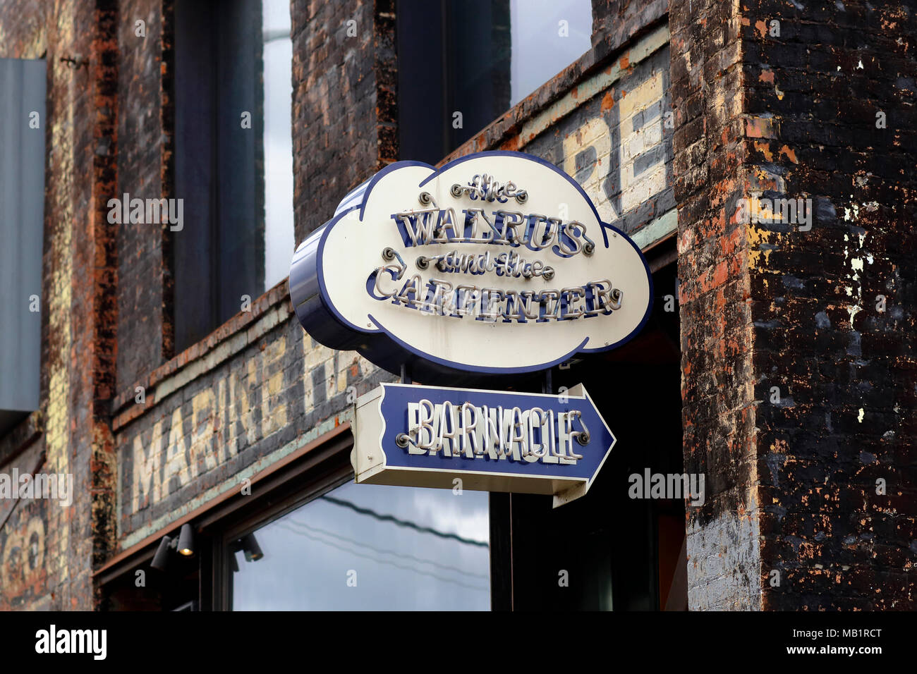 Das Neonschild Walrus und The Cypenter, 4743 Ballard Ave NW, Seattle, Washington. Außenbeschilderung eines feinen Restaurants. Stockfoto