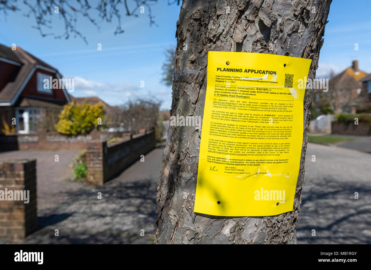 Rat Planung Anwendung form zu einem Baum vor einem Haus in einer Stadt in England, Großbritannien. Planung Genehmigung. Stockfoto