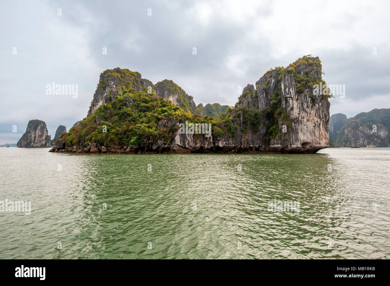 Spektakuläre Aussicht auf Ha Long Bay, im Nordosten von Vietnam mit smaragdgrünen Wasser und hoch aufragenden Kalkstein junk Boote und Meer Kajak Stockfoto