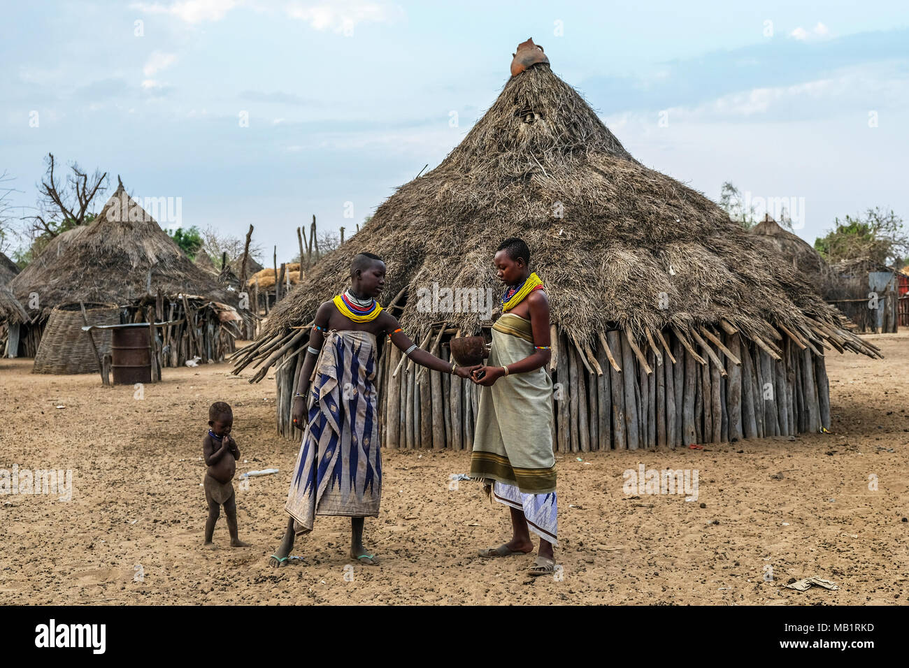Omo Valley, Äthiopien - Januar 26, 2018: Zwei nicht identifizierte Frauen des Karo Stammes sprechen in ihrem Dorf in Omo Valley, Äthiopien. Stockfoto
