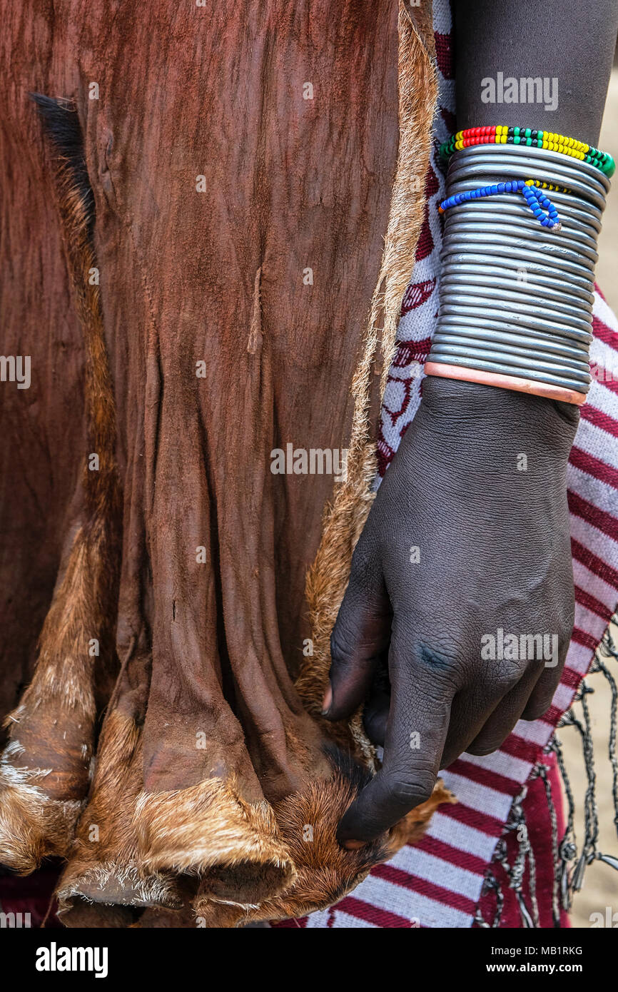 Nahaufnahme einer Hand einer Frau von der Karo Stammes, Omo Valley, Äthiopien. Stockfoto