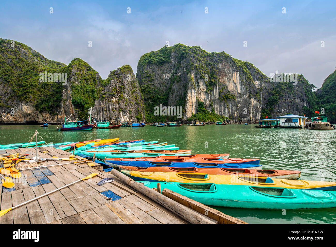 Spektakuläre Aussicht auf Ha Long Bay, im Nordosten von Vietnam mit smaragdgrünen Wasser und hoch aufragenden Kalkstein junk Boote und Meer Kajak Stockfoto