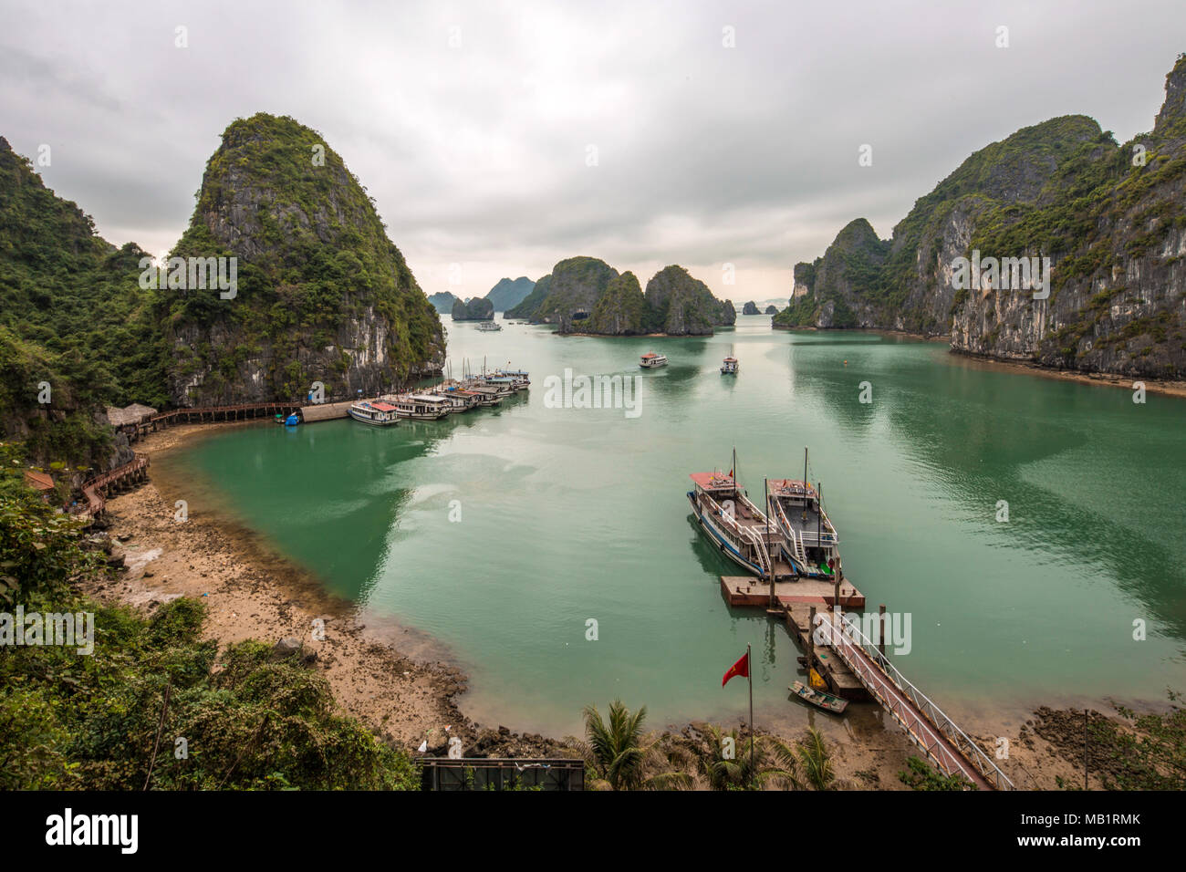 Spektakuläre Aussicht auf Ha Long Bay, im Nordosten von Vietnam mit smaragdgrünen Wasser und hoch aufragenden Kalkstein junk Boote und Meer Kajak Stockfoto