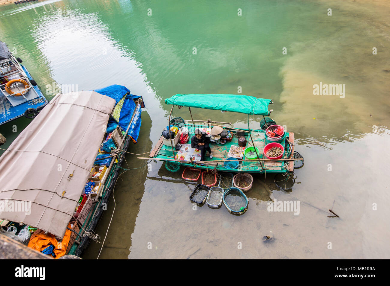 Spektakuläre Aussicht auf Ha Long Bay, im Nordosten von Vietnam mit smaragdgrünen Wasser und hoch aufragenden Kalkstein junk Boote und Meer Kajak Stockfoto