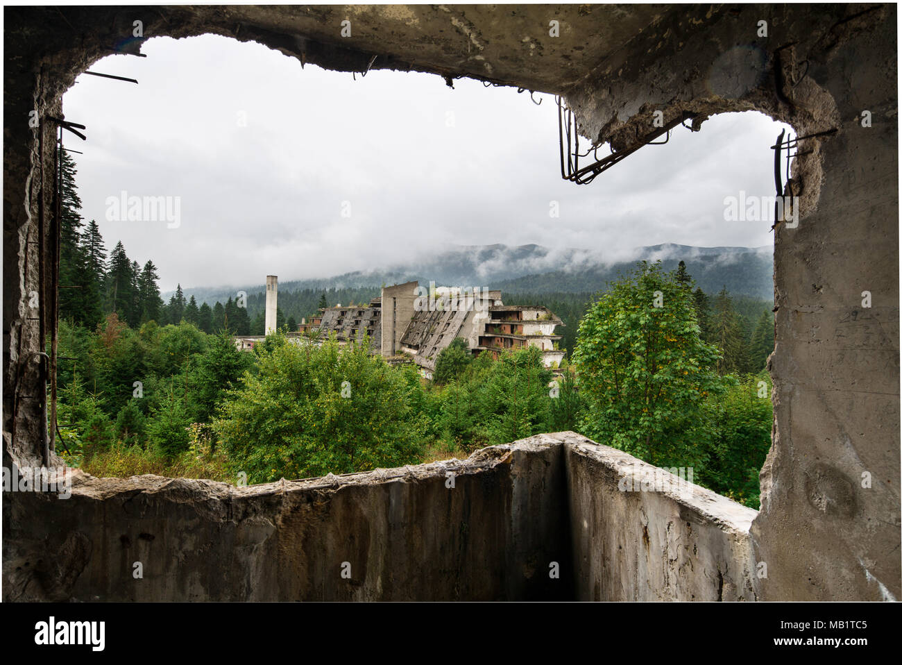 Panoramablick auf die Stadt Sarajevo aus dem Inneren eines verlassenen Gebäude zerstört, die durch Krieg, Hauptstadt von Bosnien und Herzegowina In Balkan Osteuropa Stockfoto