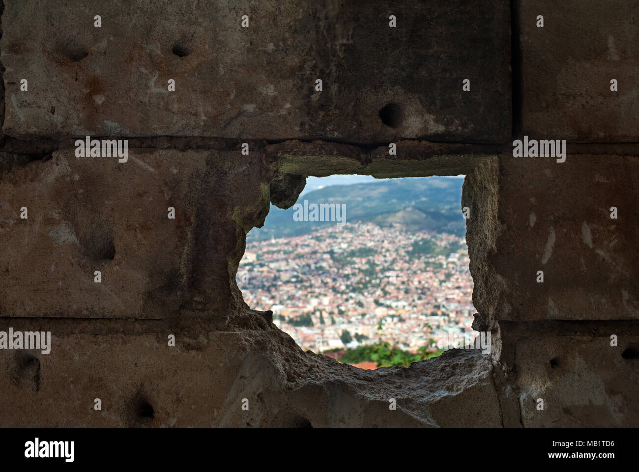 Panoramablick auf die Stadt Sarajevo aus dem Inneren eines verlassenen Gebäude zerstört, die durch Krieg, Hauptstadt von Bosnien und Herzegowina In Balkan Osteuropa Stockfoto
