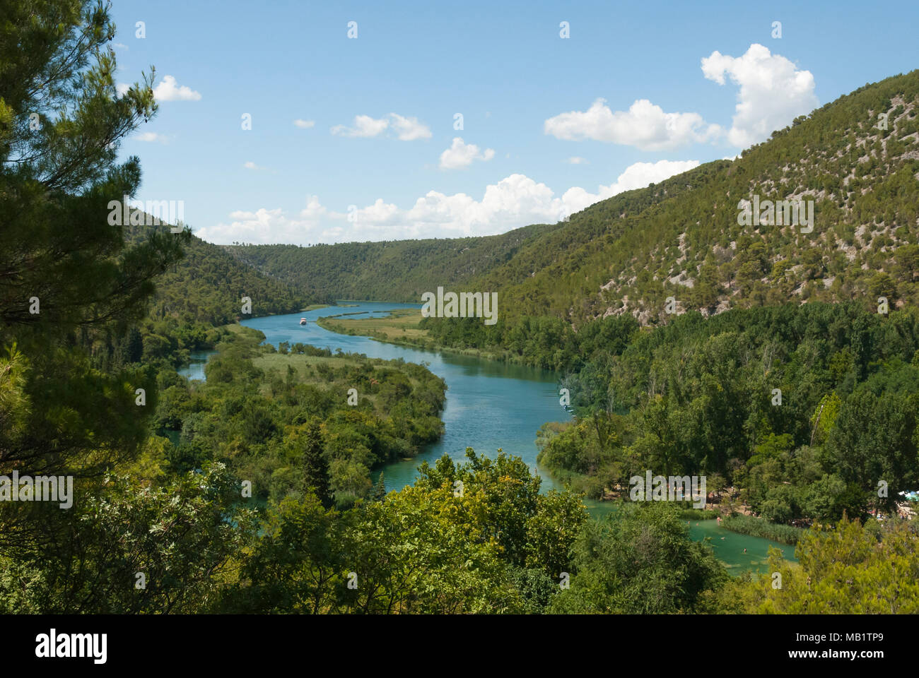 Fluss Krka schweben durch die kroatischen Landschaft mit grünen Bergen Stockfoto