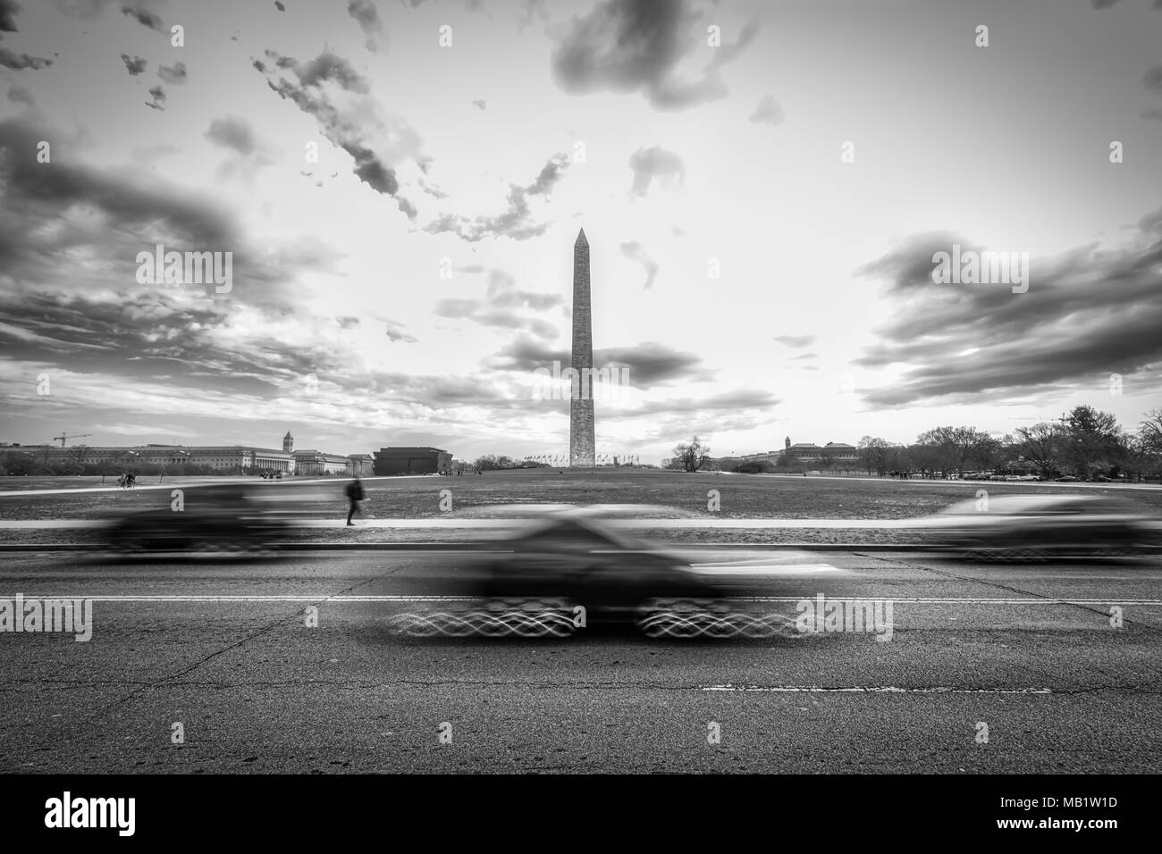 Ein Tag des Lichts DC-Verkehr in der Nähe des Washington Monument. Stockfoto