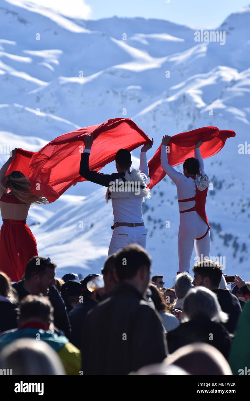 Mittags Show in La Folie Douce Stockfoto