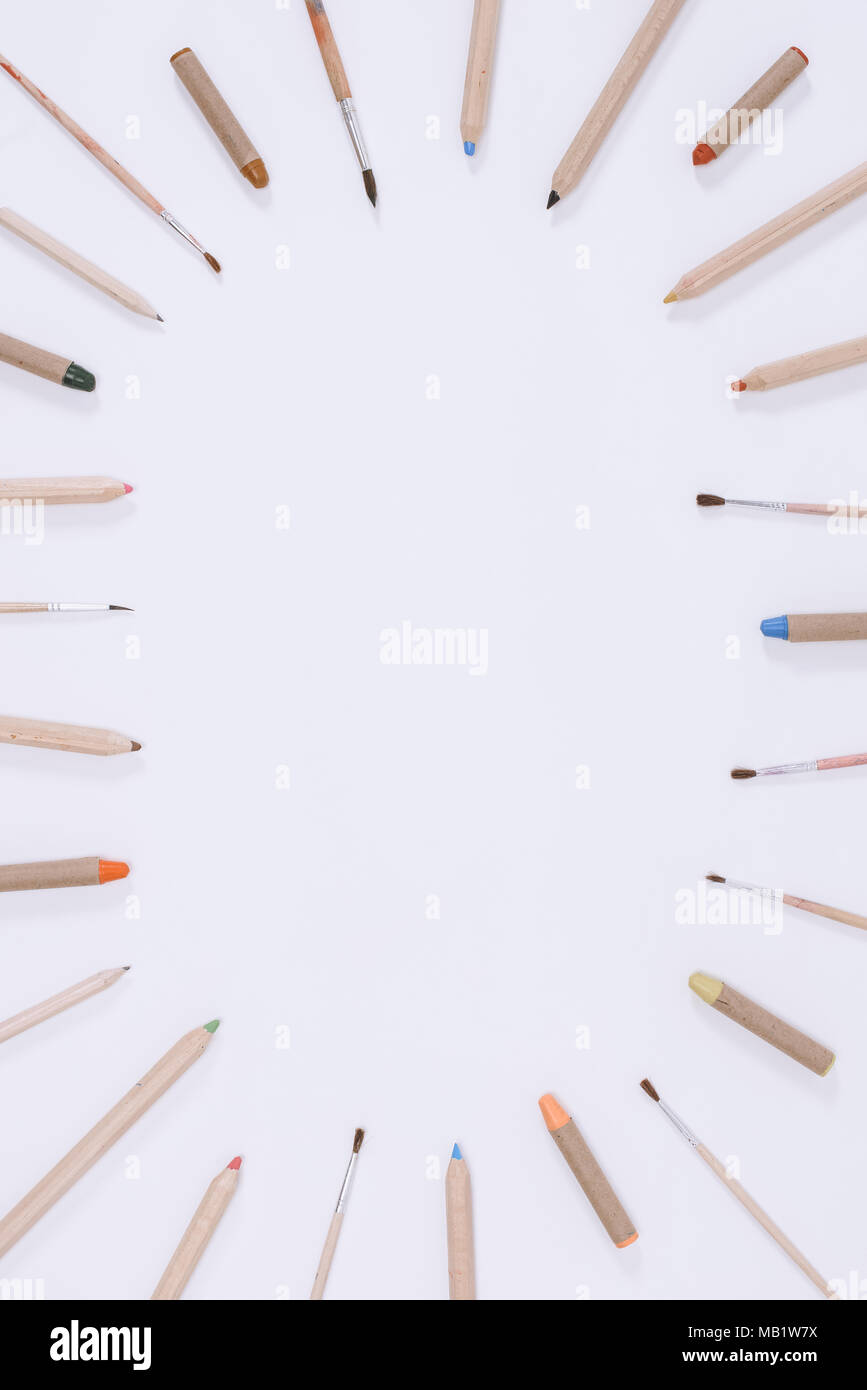 Blick von oben auf die runden Rahmen von Stifte und Pinsel isoliert auf weiß hergestellt Stockfoto