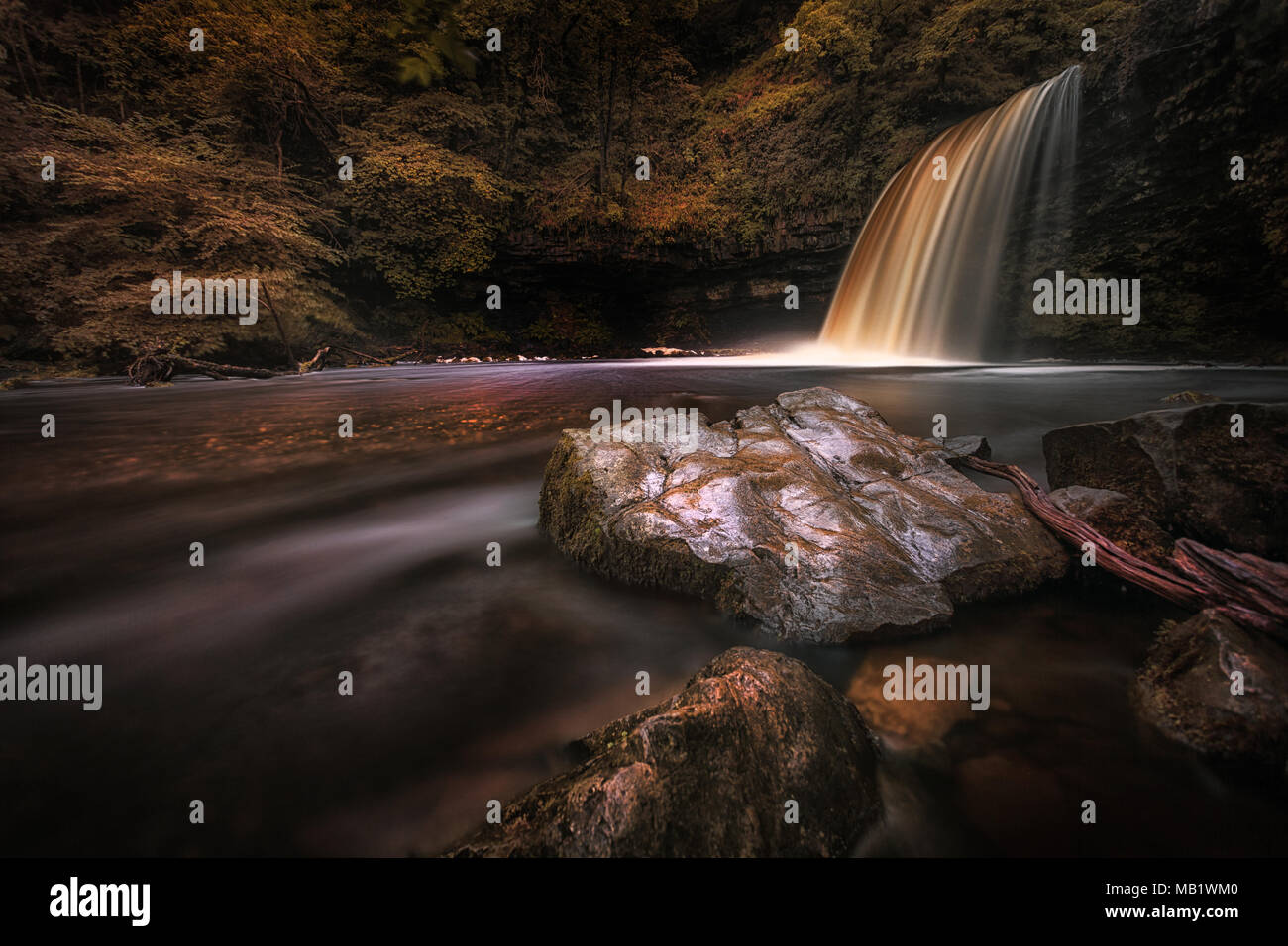 Dame fällt Wasserfall Land Stockfoto